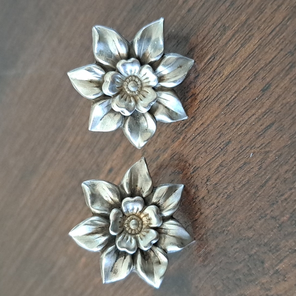Sterling Silver Screw on Earrings Blooming Flower - Picture 7 of 8